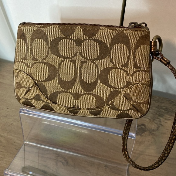 💚 Coach Tan and Brown Signature C’s Wristlet - Picture 3 of 5